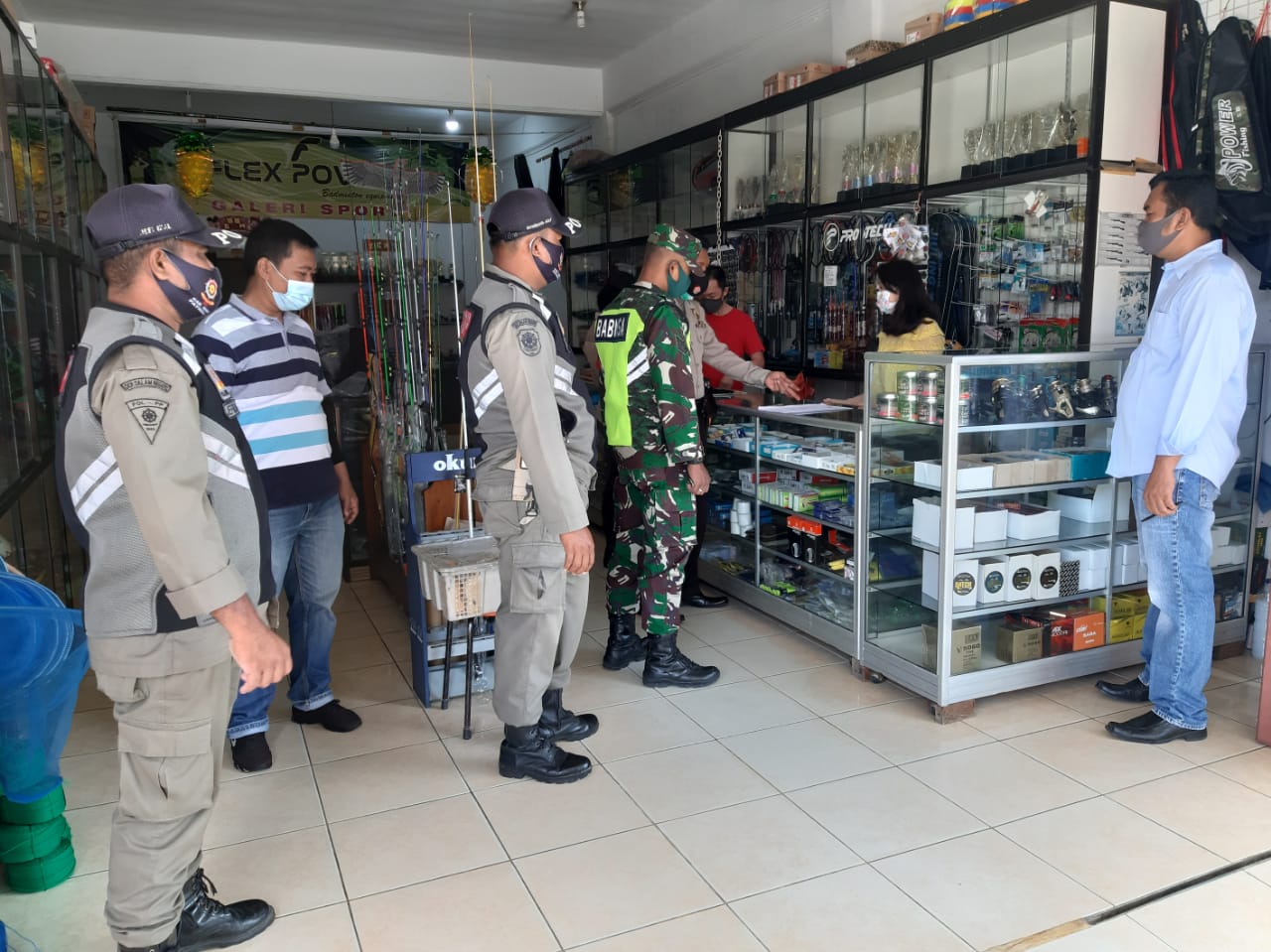 Anggota Koramil 03/Siak Bersama Petugas Terkait Melakukan Operasi Yustisi di Pasar dan Pertokoan