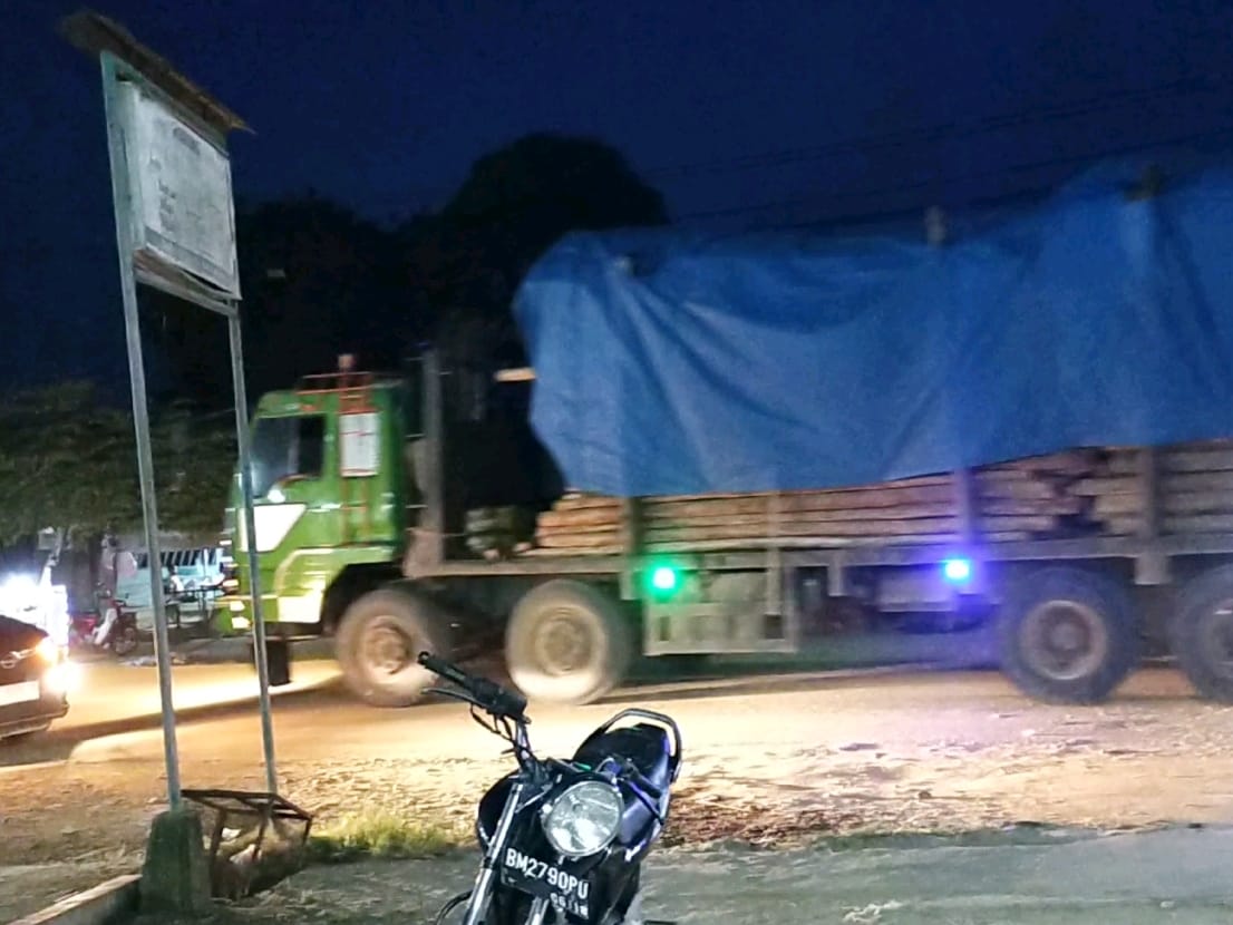 Sempat Dialihkan, Truk Akasia dan CPO Kembali Melintasi Jalan Simpang Pujud