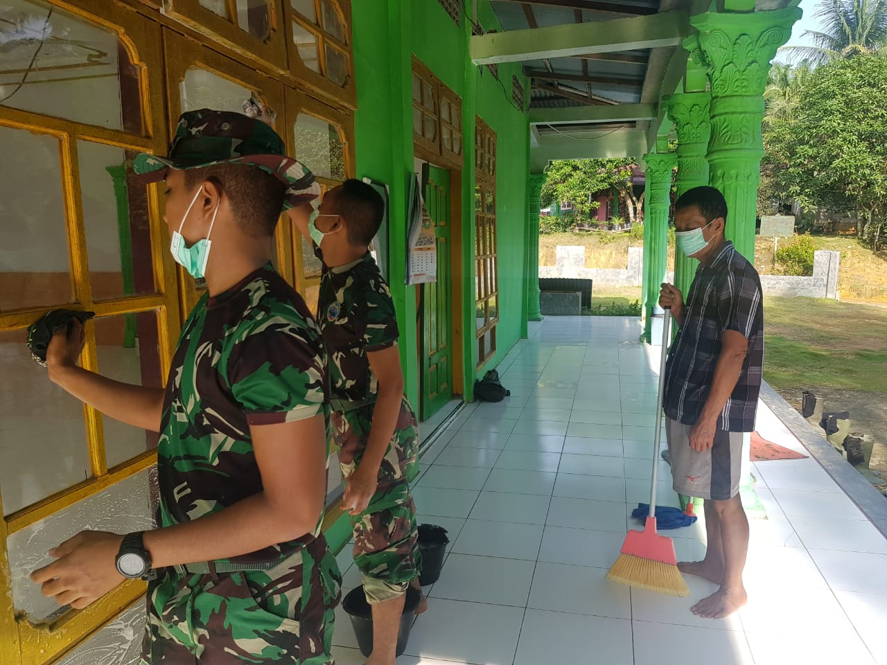 Anggota Satgas TMMD Gelar Kegiatan Jumat Bersih