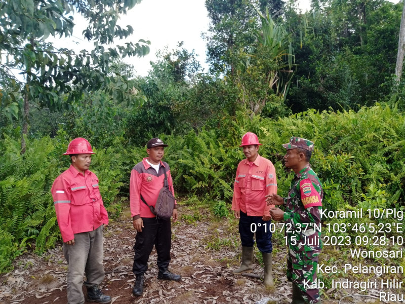 Babinsa Koramil 10/Pelangiran Upayakan Pencegahan Karhutla di Lingkungan Setempat