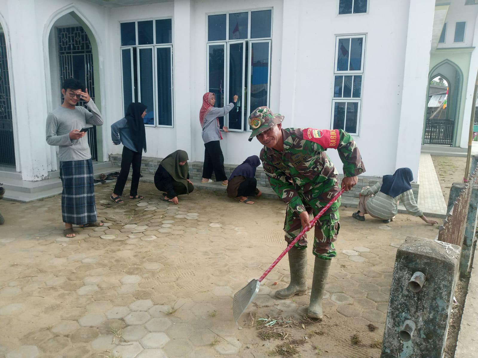 Babinsa 03/Tempuling Bersama Mahasiswa KKN dan Warga Bersihkan Seputaran Masjid