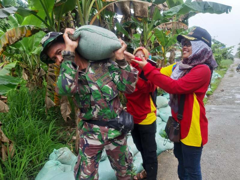 Babinsa Koramil 07/Reteh Bersama Warga Untuk Memperbaiki Saluran Air