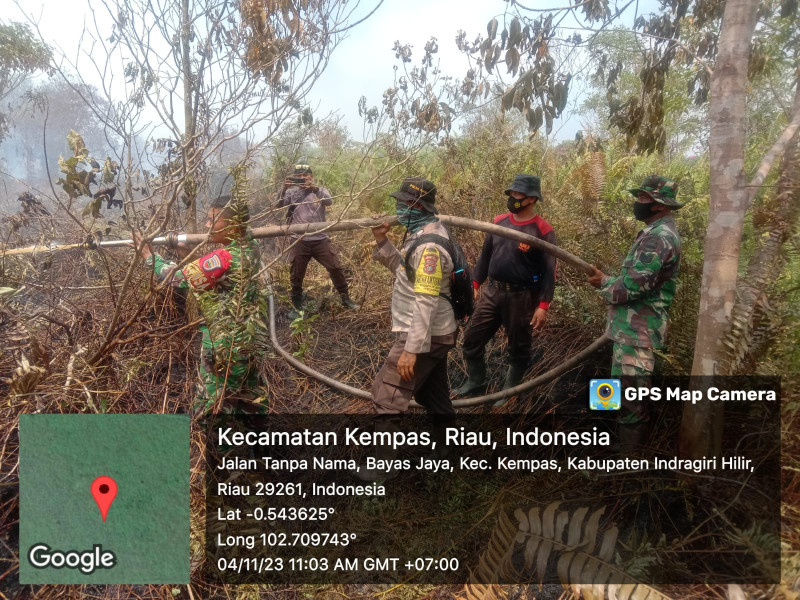 Babinsa Koramil 03/Tempuling Lakukan Pendinginan Diareal Pasca Kebakaran Hutan