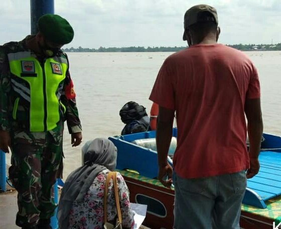 Bersama Petugas Kesehatan, Babinsa Koramil 04/Kuindra Sosialisasikan Protkes