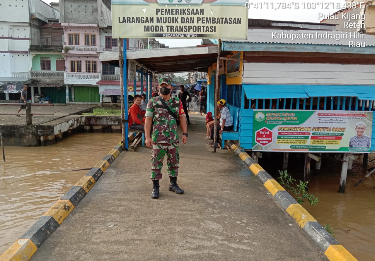 Pengecekan dan Pengawasan Terhadap Penumpang Oleh Babinsa Koramil 07/Reteh di Wilayah