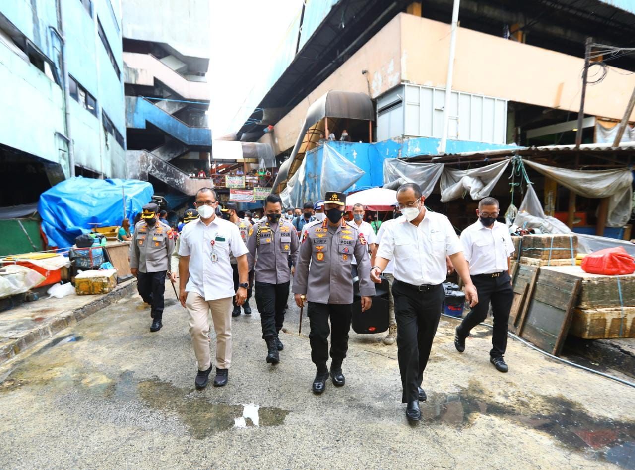 Tinjau Pasar Minggu, Kapolri Pastikan Stok Minyak Curah untuk Warga Aman 