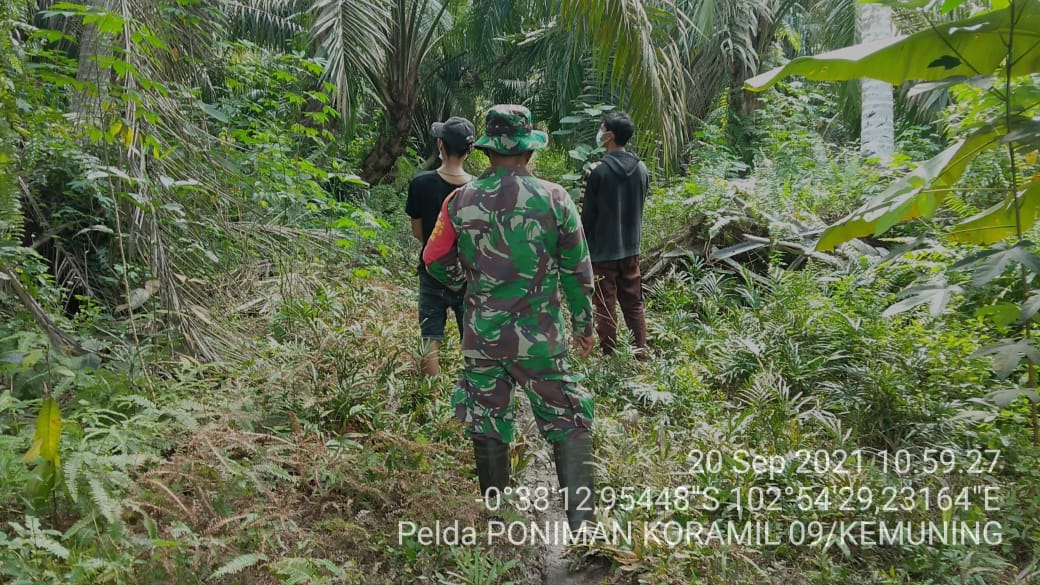 Pelda Poniman Babinsa 09/Kemuning Rutin Lakukan Patroli Karhutla