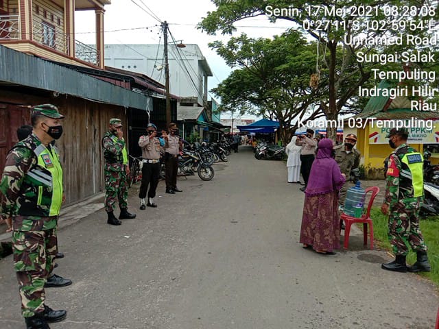 Pantau Pasar Tradisional, Babinsa Koramil 03/Tempuling Terus Imbau Masyarakat Patuhi Protokol Keseha