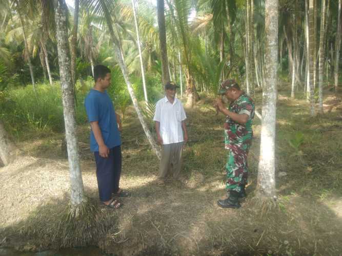 Bersama Masyarakat Babinsa Koramil 07/Reteh Tetap Turun Ke Wilayah