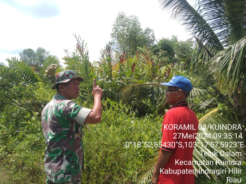 Babinsa Koramil 04/Kuindra Giat Lakukan Pencegahan Karlahut Bersama Warga