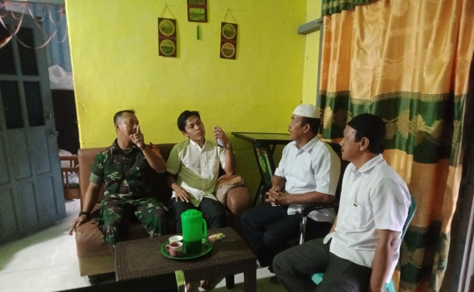 Babinsa Koramil 07/Reteh Ajak Warga Sanglar Rawat Silaturahmi dan Dukung Ketahanan Pangan