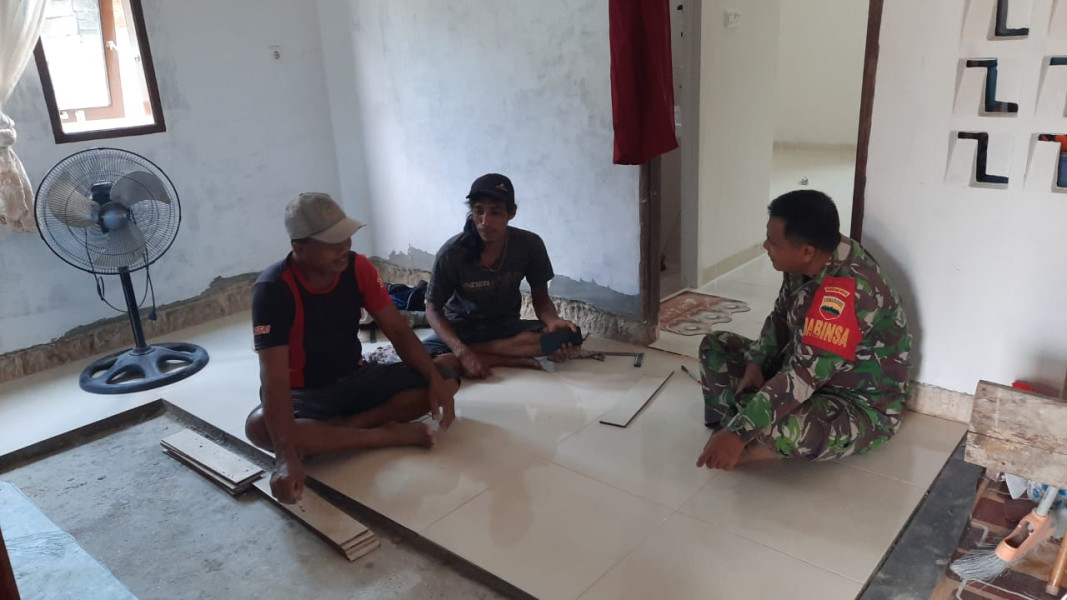 Wujudkan Kebersamaan, Koramil 07/Reteh Jalankan Komsos Dengan Warga