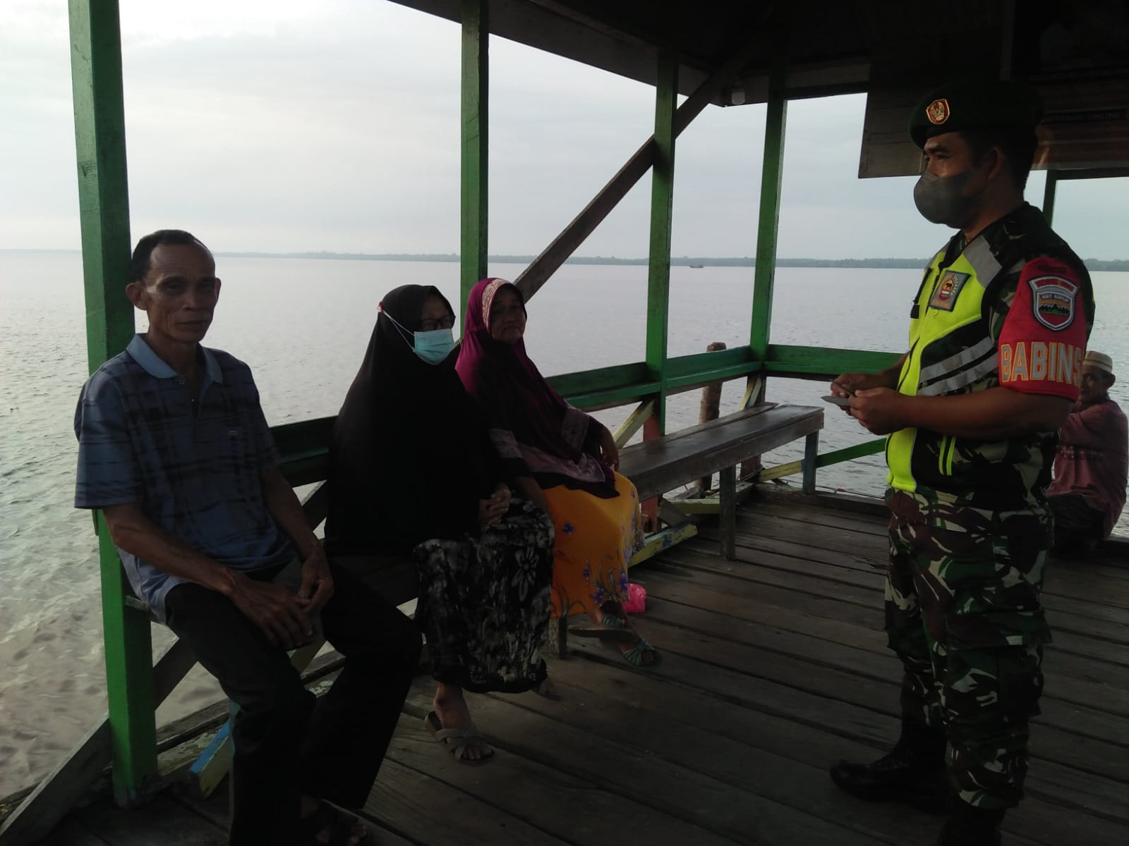 Koramil 04/Kuindra Aktif Penegakan Disiplin Prokes di Beberapa Tempat Umum