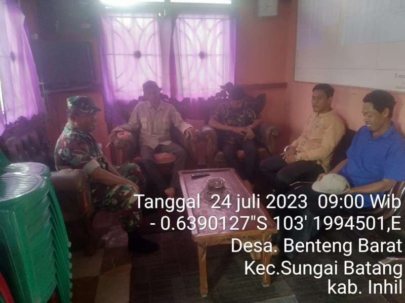Bersama PLT Kades Benteng Barat dan Staf, Koramil 07/Reteh Jalin Kedekatan Untuk Melaksanakan Gotong Royong