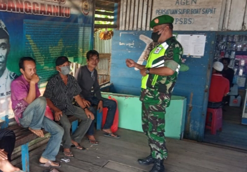 Lindungi Warga, Babinsa Koramil 04/Kuindra Rutin Tegakkan Protkes