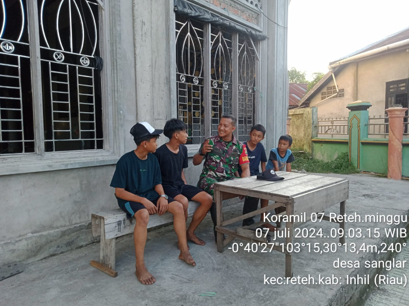 Babinsa Serda Johansah Berikan Informasi Kepada Anak Muda Untuk Menjauhi Narkoba