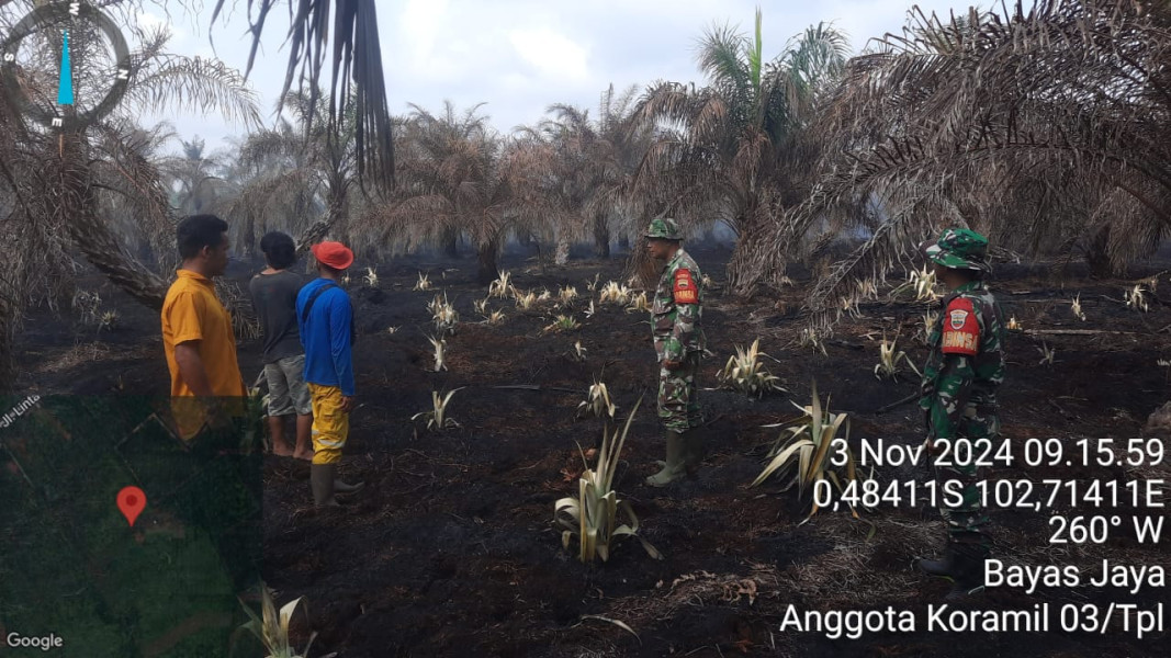 Babinsa Koramil 03/Tpl Bersama Warga Patroli dan Padamkan Asap Yang Tersisa Akibat Kebakaran Lahan