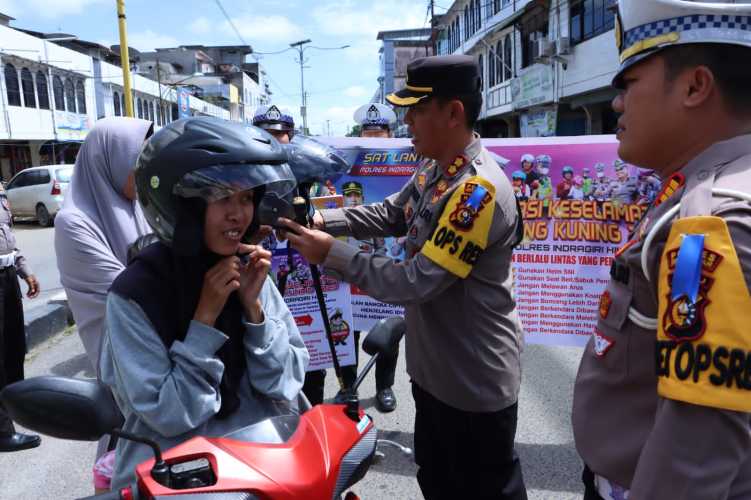 Menunjang Operasi Keselamatan Lancang Kuning, Polres Inhil Bagi-bagi Helm