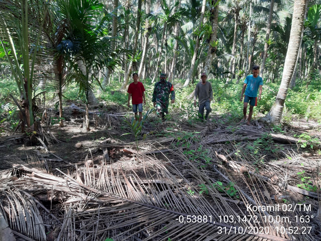Koramil 02/Tanah Merah Aktif Lakukan Patroli Karhutla Bersama Masyarakat