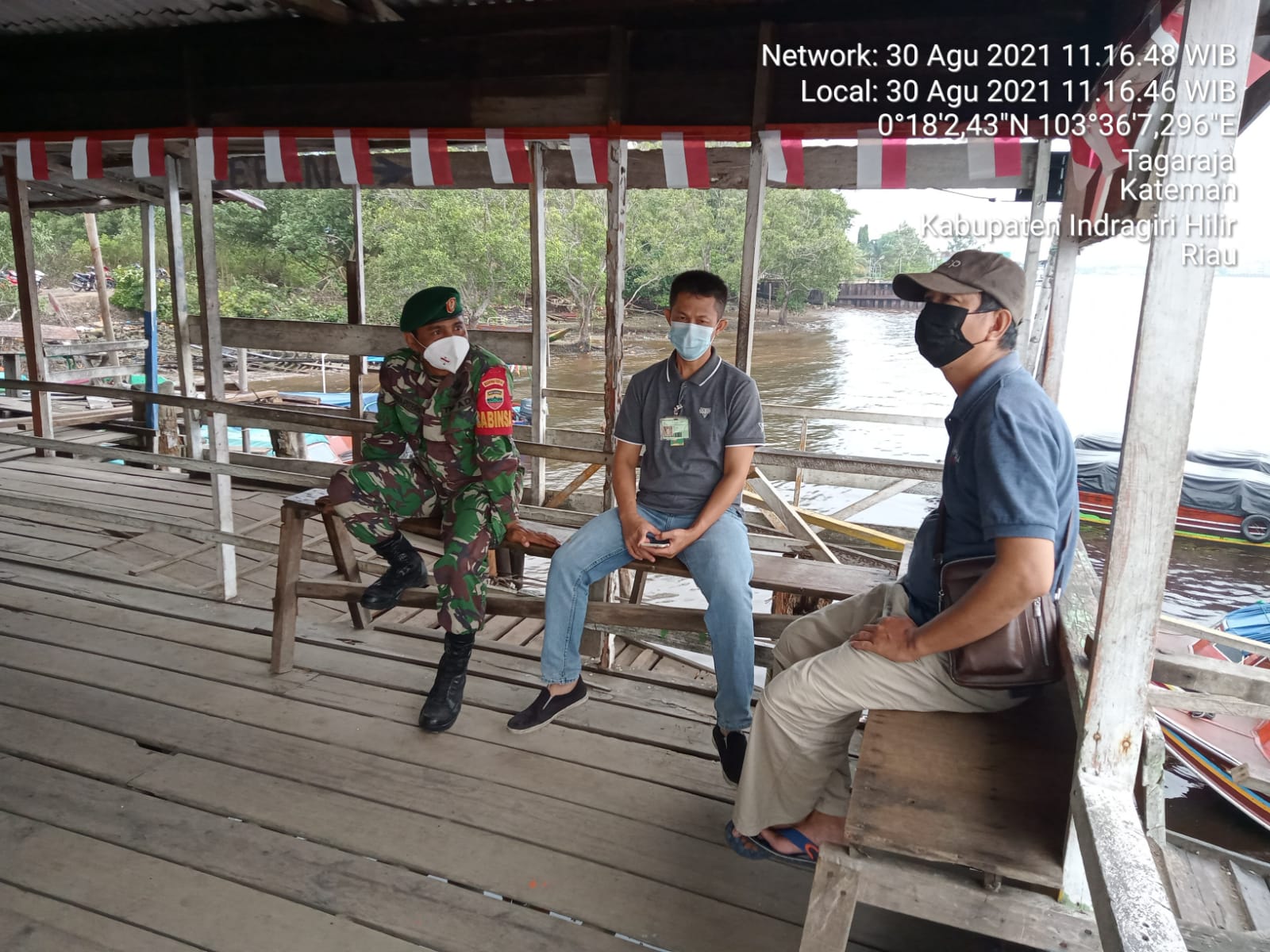 Babinsa Serda Lendi Piter Sirimba Komsos Protkes Bersama Warga Desa Air Tawar 