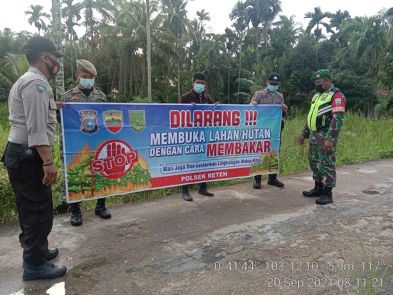 Kompak, Bersama-sama Cegah Karhutla, Babinsa 07/Reteh dan Bhabinkamtibmas Gelar Patroli