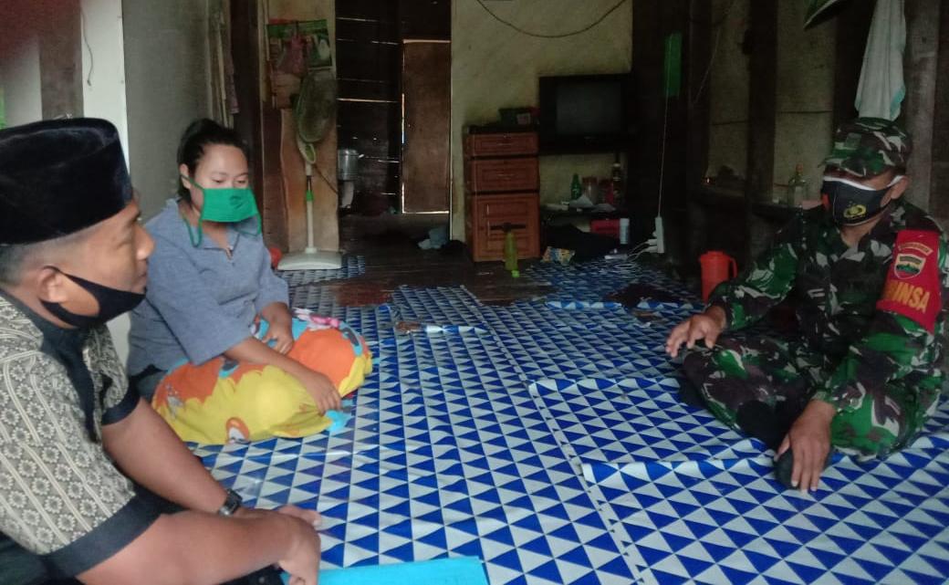 Babinsa 03/Tempuling Sambangi Rumah Ketua RT Untuk Memberikan Imbuan Kamtibmas Dan Sosialisasi Ini..