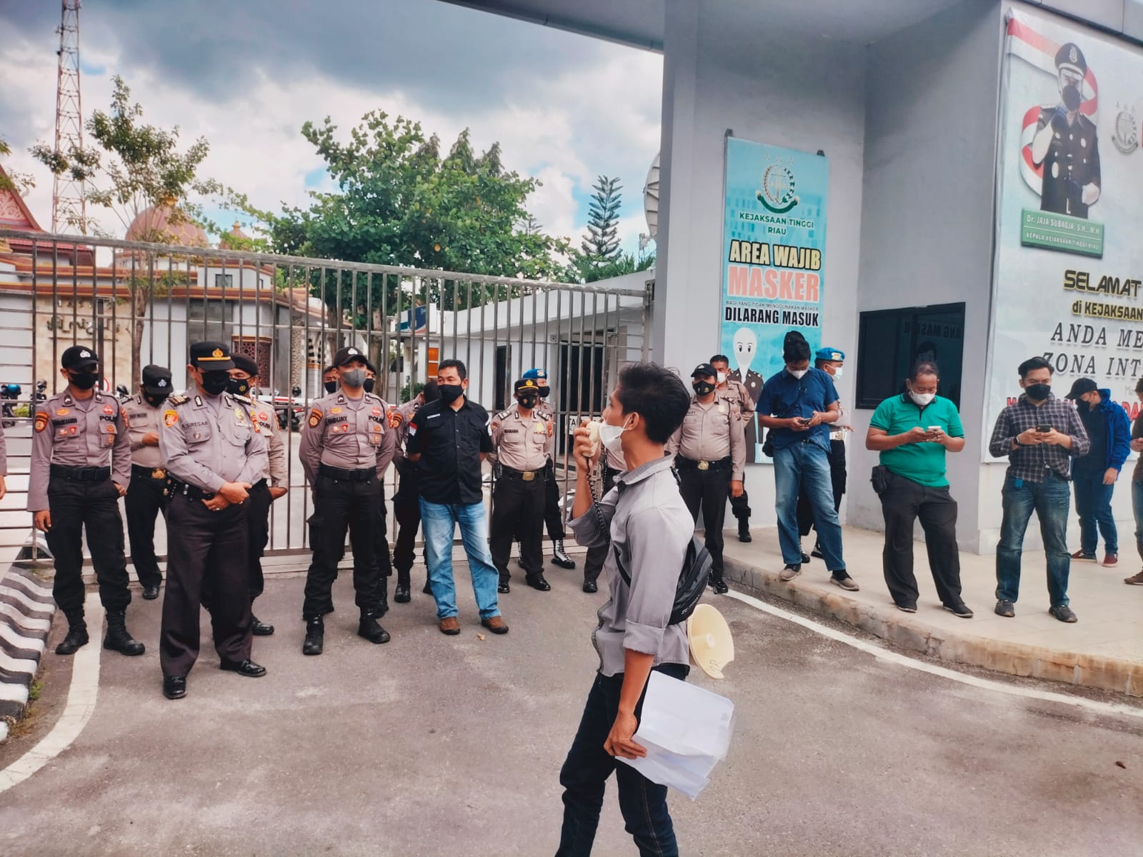 Himpunan Mahasiswa Rokan Hulu Pekanbaru Lakukan Aksi di Kejati Riau