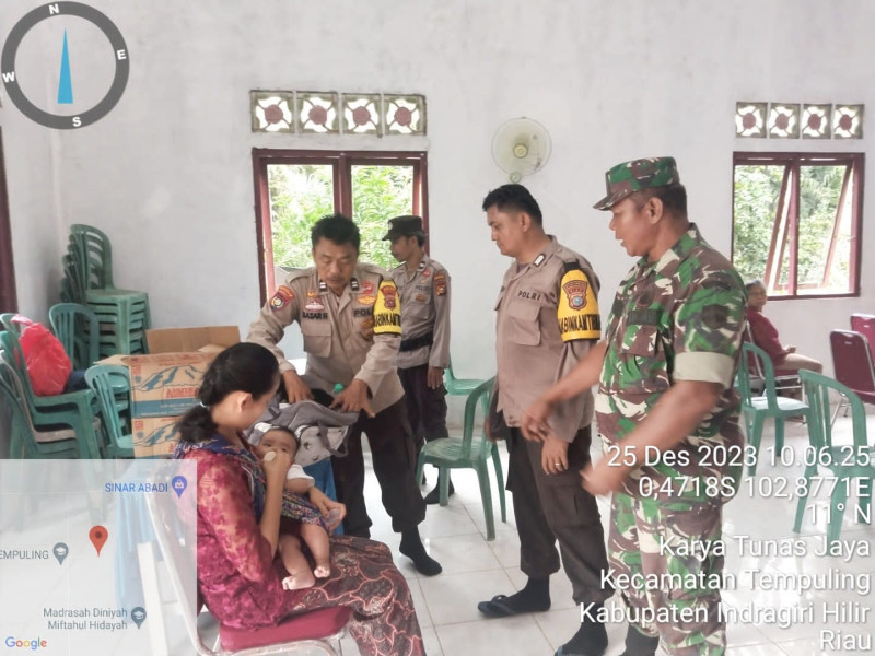 Amankan Ibadah Natal di GPDI Desa Karya Tunas Jaya, Babinsa 03/Tpl Bersinergi Dengan Bhabinkamtibmas