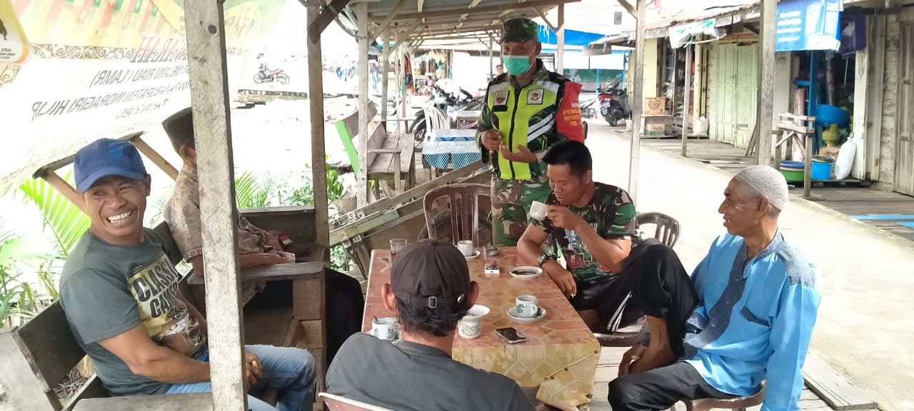 Komsos dengan Warga Binaan, Babinsa Koramil 04/Kuindra Ingatkan Tetap Pakai Masker