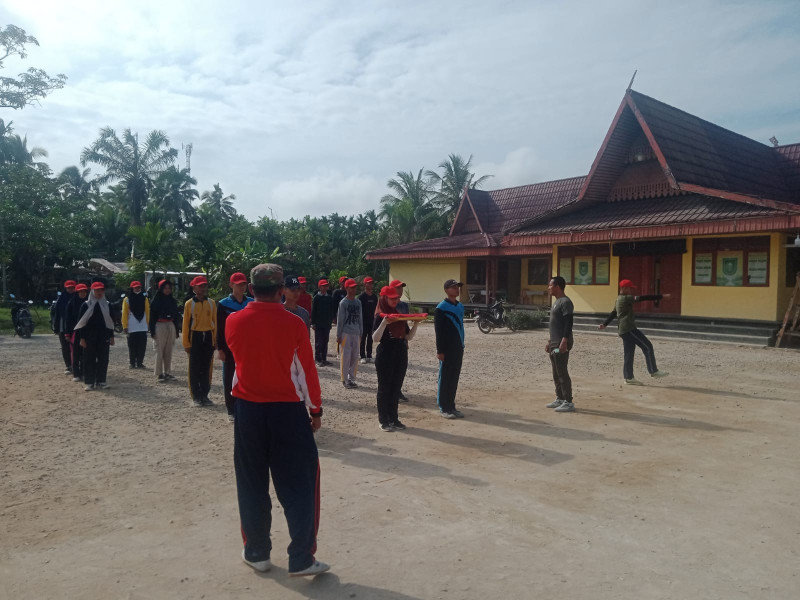 Babinsa Serda Johansah Turun Untuk Melaksanakan Latihan Paskibra Kepada Para Siswa-siswi