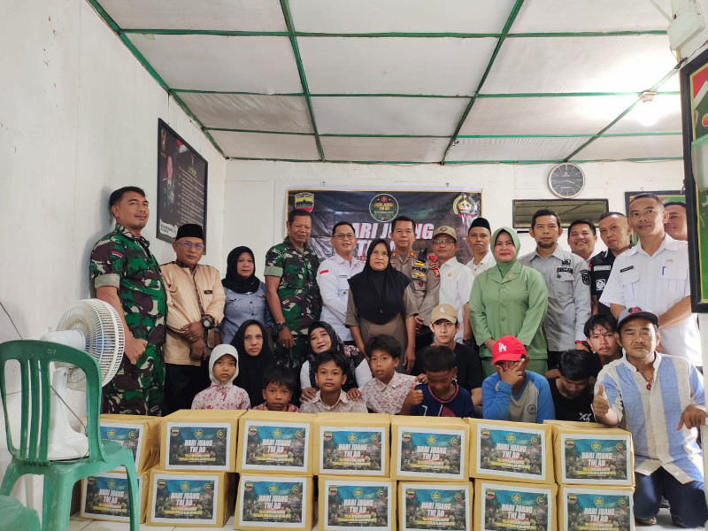 Komsos Sekaligus Pemberian Santunan Veteran, Warakawuri dan Anak Yatim Bersama Koramil 07/Reteh