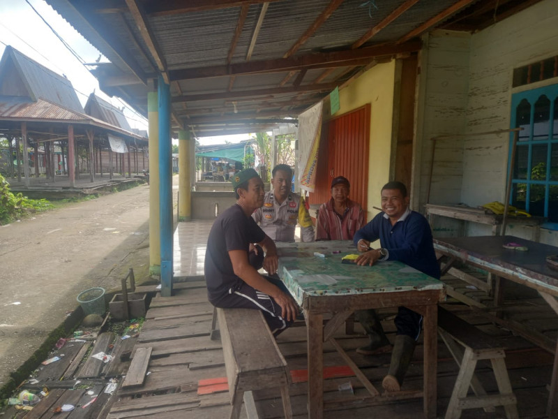 Giat Rutin Bhabinkamtibmas Desa Pungkat, Aipda Denny Hidayat Melaksanakan Sambang Kepada Masyarakat