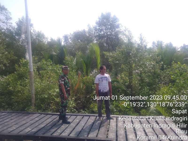 Babinsa Koramil 04/Kuindra Jaga Lingkungan Sekitar Agar Terhindar Dari Kebakaran