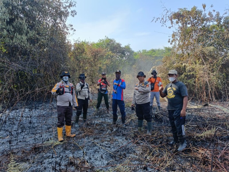 Polsek Bengkalis Patroli Jalan Kaki dan Drone, Pastikan tidak Ada Lagi Sumber Api Polsek Bengkalis Patroli Jalan Kaki dan Drone, Pastikan tidak Ada Lagi Sumber Api