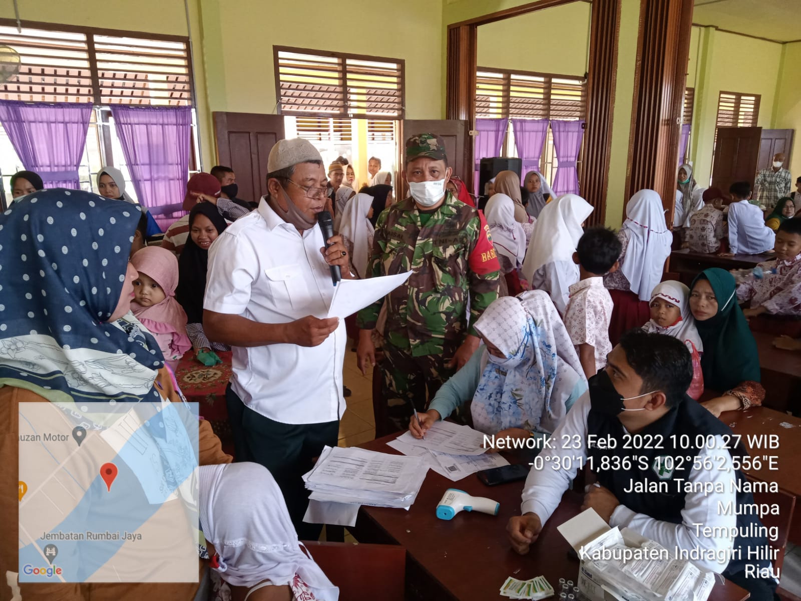 Babinsa 03/Tempuling Sertu Faisal Terus Dampingi Siswa/i SDN 019 Sungai Gantang Lakukan Vaksin