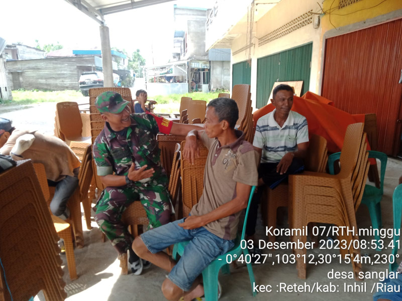 Terkait Keamanan Desa dan Kebersihan Lingkungan, Koramil 07/Reteh Turun Ke Wilayah Untuk Lakukan Komsos