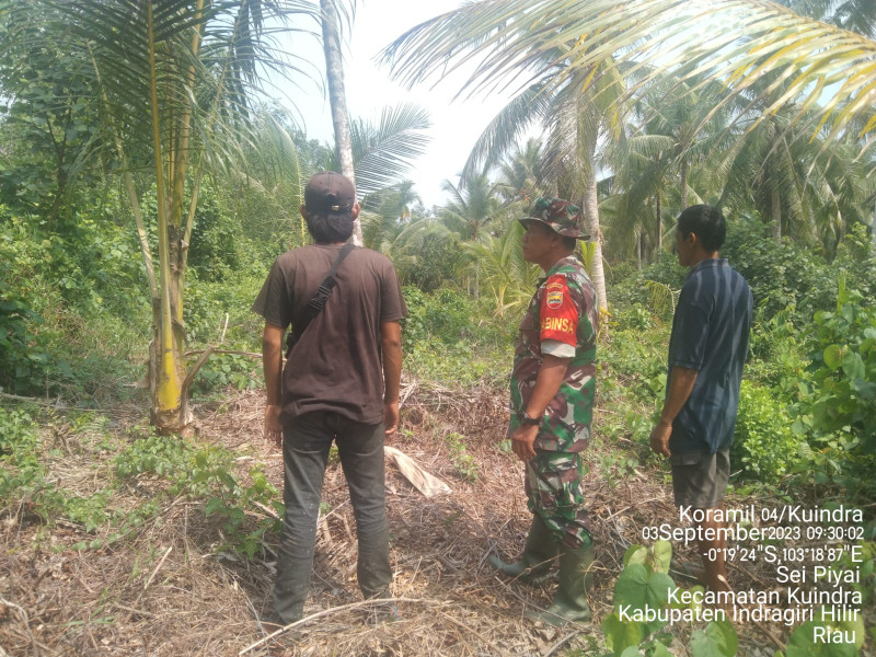 Babinsa Koramil 04/Kuindra Sampaikan Kepada Warga Tidak Dibenarkan Membuka Lahan dan Hutan Dengan Cara Membakar