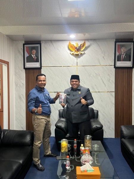JMSI Serahkan Buku Reunifikasi Korea kepada Ketua DPRD Inhu Sabtu Pradansyah Sinurat JMSI Serahkan Buku Reunifikasi Korea kepada Ketua DPRD Inhu Sabtu Pradansyah Sinurat