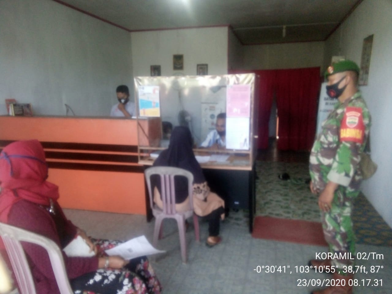 Babinsa Desa Rantau Panjang Dampingi Penyaluran BST Tahap 6