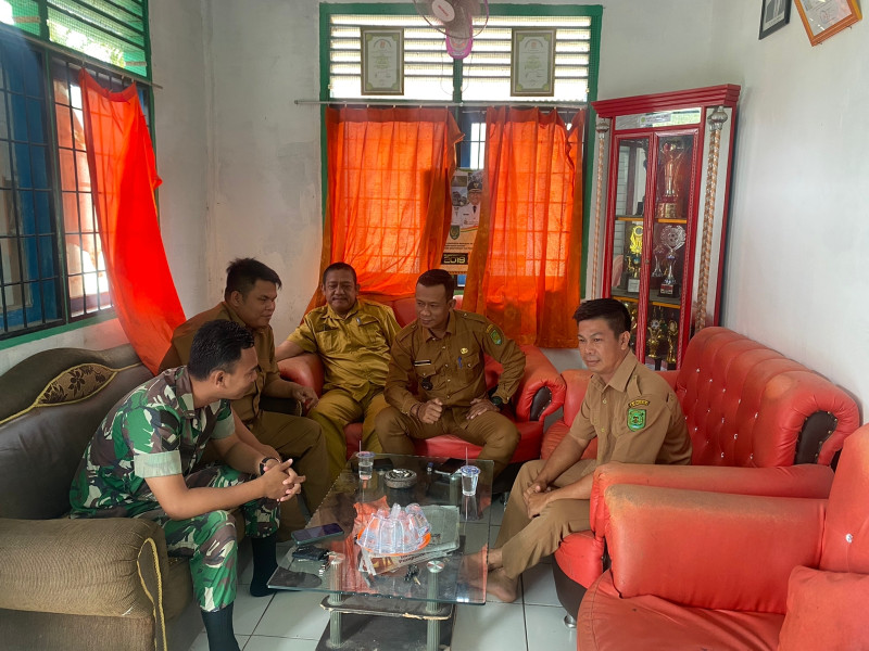 Komsos Bersama Perangkat Desa Oleh Babinsa Koramil 09/Kemuning