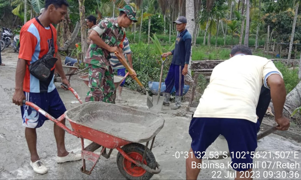 Babinsa Koramil 07/Reteh Berikan Motivasi Kepada Warga Untuk Terus Bergotongroyong