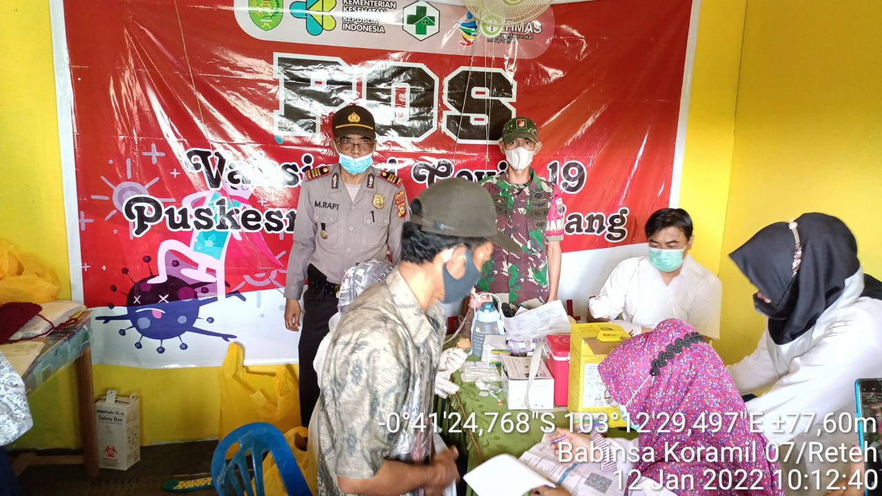 Babinsa Praka Bobi Arianto Dampingi Vaksinasi Dosis 1 dan 2 di Kelurahan Pulau Kijang