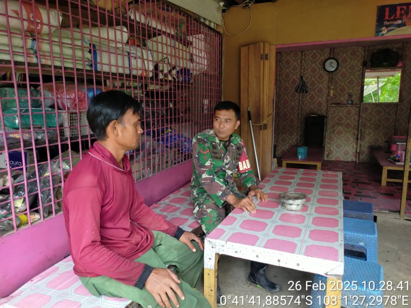 Menjalin Silaturahmi: Babinsa Koramil 09/Kemuning Melaksanakan Komsos dengan Masyarakat