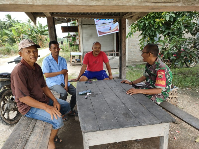 Tingkatkan Kesadaran Dan Kepedulian Warga, Babinsa Koramil 03/Tpl Lakukan Komsos