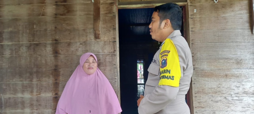 Door To Door Sistem Merupakan Cara Bhabinkamtibmas Desa Gembira Untuk Menciptakan Kamtibmas Yang Kondusif
