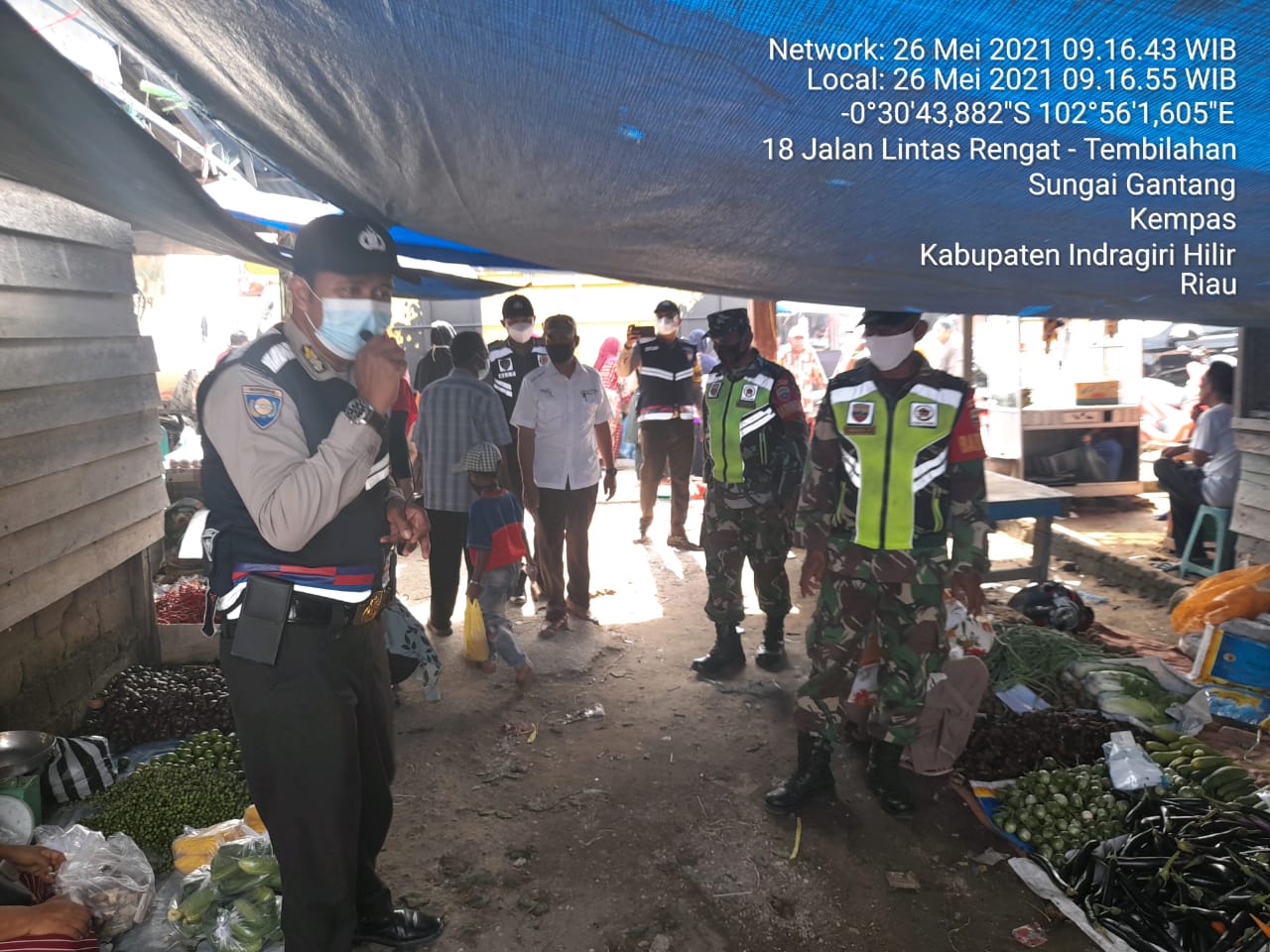 Sambangi Pasar Babinsa Koramil 03/Tempuling intensif laksanakan edukasi gerakan 3M
