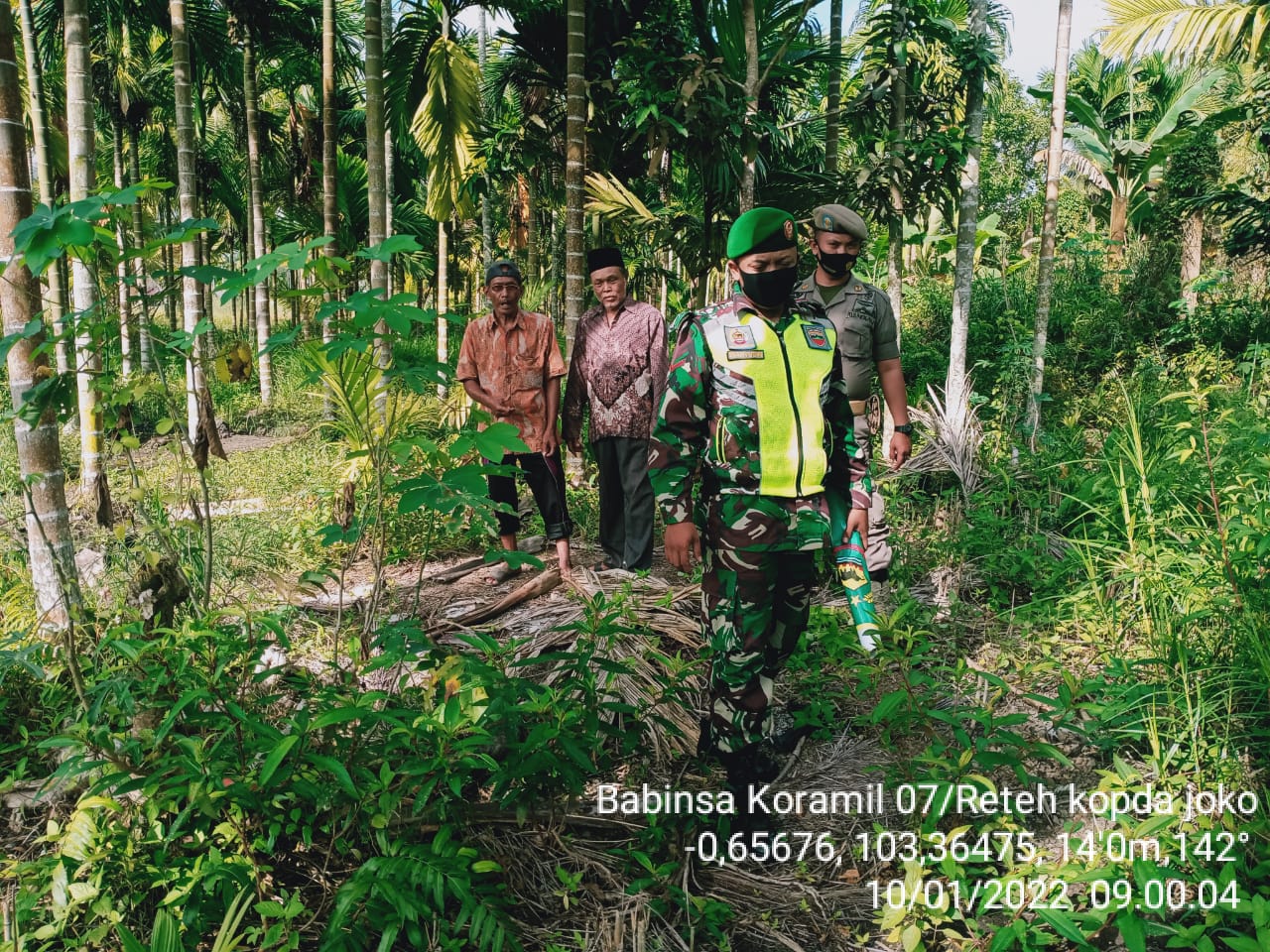 Babinsa 07/Reteh Rutin Melakukan Patroli Karhutla Di Wilayah Binaan Bersama Warga