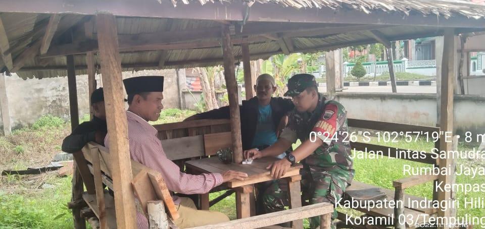 Babinsa 03/Tempuling Sertu Paryono Komsos Dengan Tomas Dan Toga