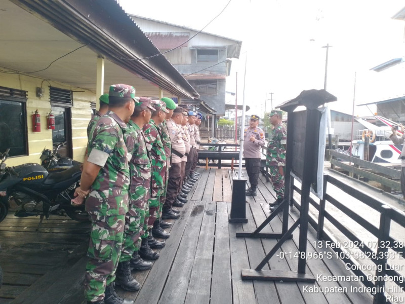 Anggota Pos Ramil Concong dan Polsek Concong Melaksanakan Apel Gabungan Sebelum Pendistribusian Logistik Pemilu 2024