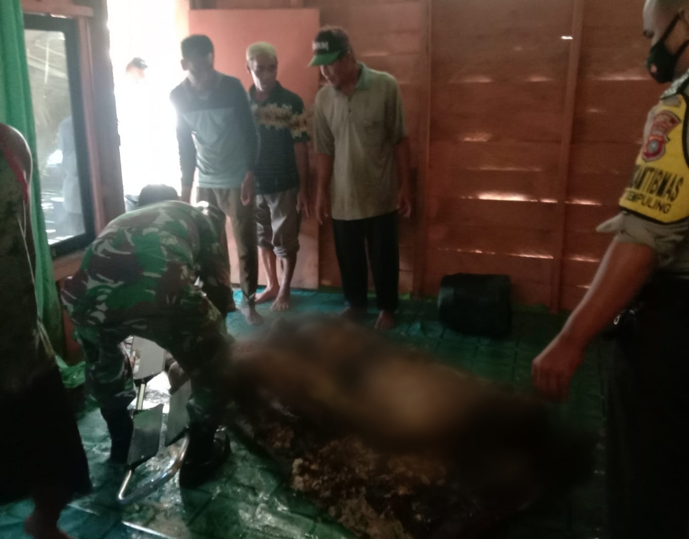 Babinsa 03/Tempuling Bantu Evakuasi Korban Percobaan Bunuh Diri di Sungai Salak